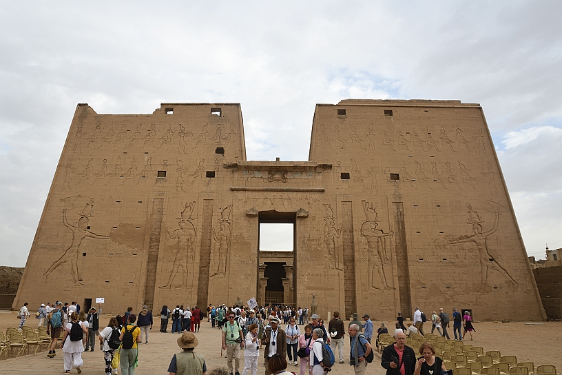 01 MAK_6247.jpg - L’ingresso del tempio di Edfu.